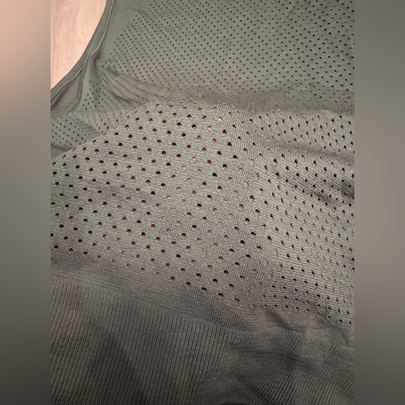 Lululemon forest green perforated breeze muscle tank size 8 - Picture 10 of 13